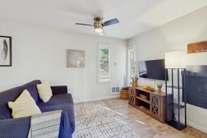 a living room with a blue couch and a tv at Cozy Kings Run Condo in Kingswood Estates