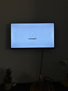 TV/trung tâm giải trí tại Le Bungalow by Mk +10 ảnh