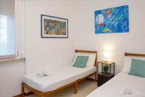 Postel nebo postele na pokoji v ubytování ArtStay Apt near Rho Fiera, Pool, Parking + 34 fotografií