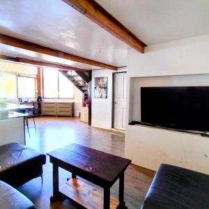 TV a/nebo společenská místnost v ubytování Full House