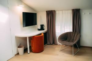 TV a/nebo společenská místnost v ubytování Borgo di Lazise