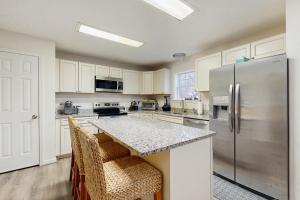 Η κουζίνα ή μικρή κουζίνα στο Piney Glade - 18628 Sylvan Dr +12 φωτογραφίες