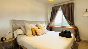 Ένα ή περισσότερα κρεβάτια σε δωμάτιο στο Grasse ML - Comfortable Apartment, Wi-Fi Parking & Air Conditioning