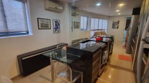 una cucina con piano di lavoro nero in una camera di Flat mobiliado e bem localizado a Recife Altre 9 foto