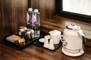 Příslušenství pro přípravu čaje a kávy v ubytování 烟台朝阳文保艺术酒店