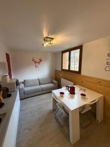 Et opholdsområde på Bright apartment near the slopes