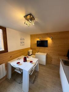 Et tv og/eller underholdning på Bright apartment near the slopes