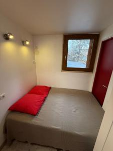 En eller flere senge i et værelse på Bright apartment near the slopes