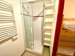 En eller flere senge i et værelse på Bright apartment near the slopes