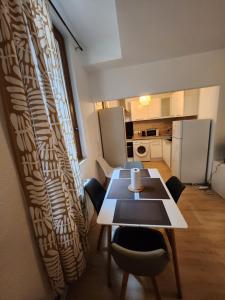 une pièce avec une table et des chaises et une cuisine dans l'établissement Casa en el centro de BEAUCAIRE, à Beaucaire