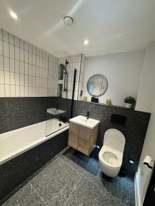 Koupelna v ubytování Luxury 2-Bed Penthouse ,Reef Manor,Walk to Beach