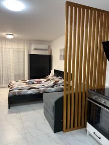 En eller flere senge i et værelse på RiverStone city center + 1 billede