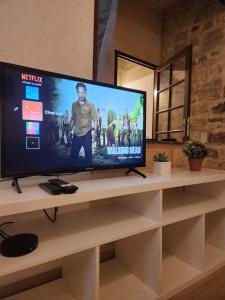 un téléviseur à écran plat posé sur une table dans l'établissement Casa en el centro de BEAUCAIRE, à Beaucaire 1 autre photo