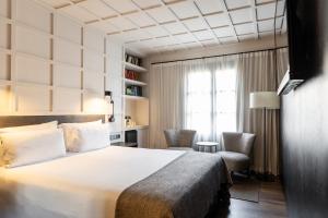 Giường trong phòng chung tại Yurbban Ramblas Boutique Hotel