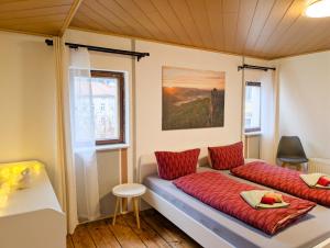 Postel nebo postele na pokoji v ubytování HW13-Urlaubsmagie - für bis zu 10P - Gemeinschaftsgarten mit Sauna & Pool + 19 fotografií