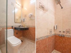 deux photos d'une salle de bain avec toilettes et douche dans l'établissement Treebo Paras International, à New Delhi