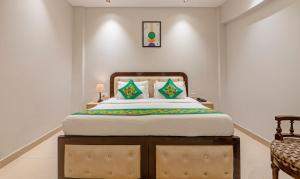 une chambre avec un grand lit dans une pièce dans l'établissement Treebo Paras International, à New Delhi