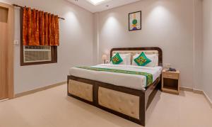 une chambre avec un lit et une fenêtre dans l'établissement Treebo Paras International, à New Delhi 41 autres photos