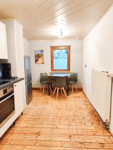 Kuchyň nebo kuchyňský kout v ubytování HW13-Urlaubsmagie - für bis zu 10P - Gemeinschaftsgarten mit Sauna & Pool