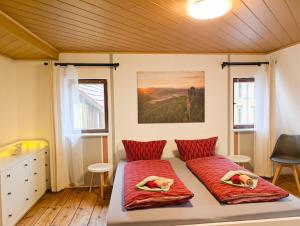 Postel nebo postele na pokoji v ubytování HW13-Urlaubsmagie - für bis zu 10P - Gemeinschaftsgarten mit Sauna & Pool