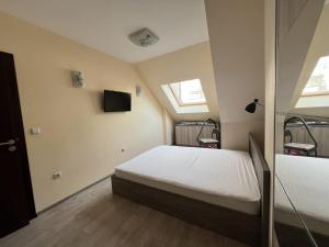 En eller flere senge i et værelse på PARENSOV- Luxury Apartment- RED SQUARE