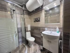 Et badeværelse på PARENSOV- Luxury Apartment- RED SQUARE + 14 billeder