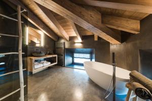 ボルミオにあるSunny Valley Mountain Lodgeの木製の天井のバスルーム(大型バスタブ付) +45枚の写真