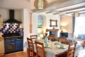 eine Küche und ein Esszimmer mit Tisch und Stühlen in der Unterkunft 3 Bed in Gorran Haven oc-p00812 in Gorran Haven