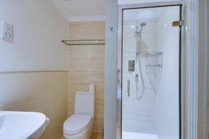 Et badeværelse på 2 Bed in Fowey oc-pont + 30 billeder