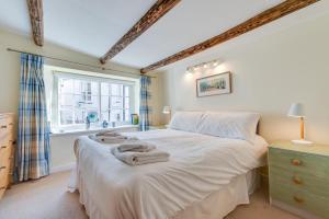 En eller flere senge i et værelse på 3 Bed in Fowey oc-litin