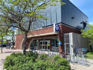 un edificio con un cartello di parcheggio di fronte di Buchanan 401 - Midtown Condo Luxe and gym a Montréal