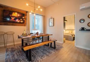un soggiorno con un tavolo e una stanza con un letto di Buchanan 401 - Midtown Condo Luxe and gym a Montréal