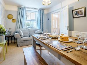 een woonkamer met een tafel met eten erop bij 3 Bed in Narberth 79443 in Narberth