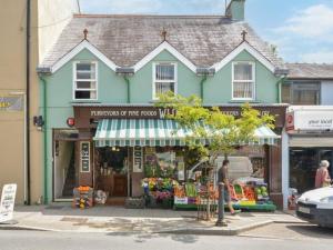 een man staat voor een winkel bij 3 Bed in Narberth 79443 in Narberth