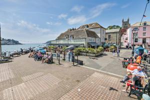 een groep mensen die in stoelen bij het water zitten bij 2 Bed in Fowey oc-r30265 in Fowey