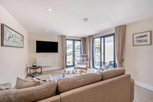 een woonkamer met een bank en een tv bij 2 Bed in Woolacombe oc-c27395 in Woolacombe