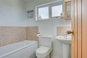 a bathroom with a toilet and a sink at 3 Bed in Fowey oc-tidewa in Fowey +18 photos