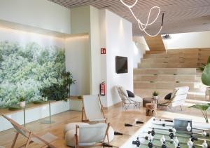 een woonkamer met een tafel en stoelen bij aparto Diagonal Suites in Esplugues de Llobregat