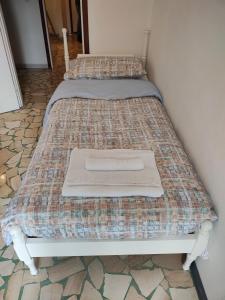 deux lits côte à côte dans une pièce dans l'établissement Casa Cicognola Between River and Lake Magic, à Castelletto sopra Ticino