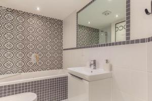 Et badeværelse på 2 Bed in Fowey oc-p00715 + 22 billeder