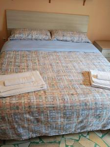 un lit avec deux serviettes posées dessus dans l'établissement Casa Cicognola Between River and Lake Magic, à Castelletto sopra Ticino
