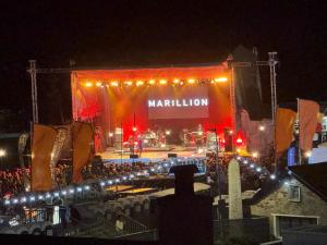 Eine Bühne mit einem Marluana-Schild bei Nacht in der Unterkunft 1 Bed in Looe oc-s29019 in Looe