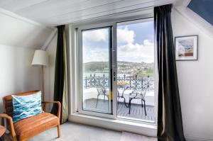 Zimmer mit einem Fenster und Blick auf einen Balkon. in der Unterkunft 2 Bed in Fowey oc-p00873 in Fowey