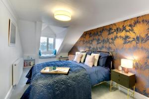 ein Schlafzimmer mit einem blauen Bett und einer blau gemusterten Wand in der Unterkunft 2 Bed in Fowey oc-p00873 in Fowey