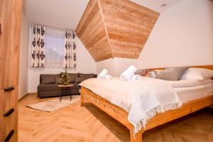 Giường trong phòng chung tại Domki Perła Białki z Jacuzzi