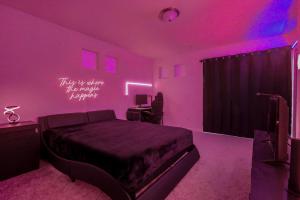 een slaapkamer met een bed in een roze kamer bij Modern 2BR 2BA Townhome 15 Min to DEN in Commerce City