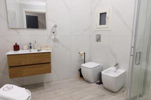 a bathroom with a toilet and a sink and a shower at B&B Bifulco Boutique Rooms in Ottaviano