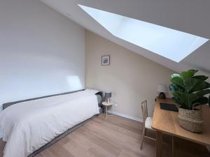 Postel nebo postele na pokoji v ubytování La Mansarde - Appartement cosy de 2 chambres