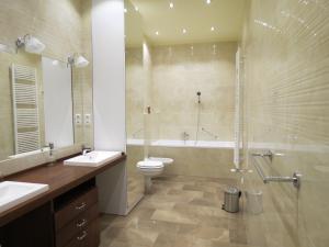 ブダペストにあるBig Brothers Apartmentのバスルーム(洗面台2台、トイレ、シャワー付)
