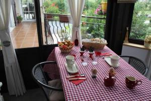 een tafel met een rood en wit geruit tafelkleed bij La Roulotte d'Arthur in Sercoeur +23 foto's